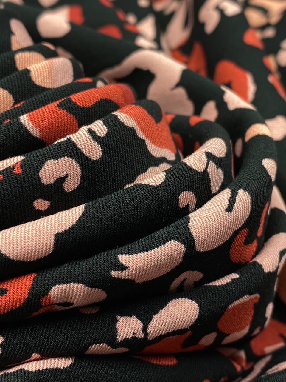 Абстр Лео на чёрн photo_2024-03-19_12-50-18