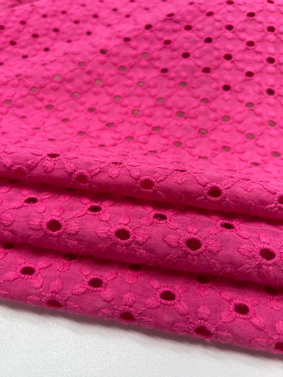 Геометр цветоч айвори whatsapp image 2025-11-27 at 14.28.36