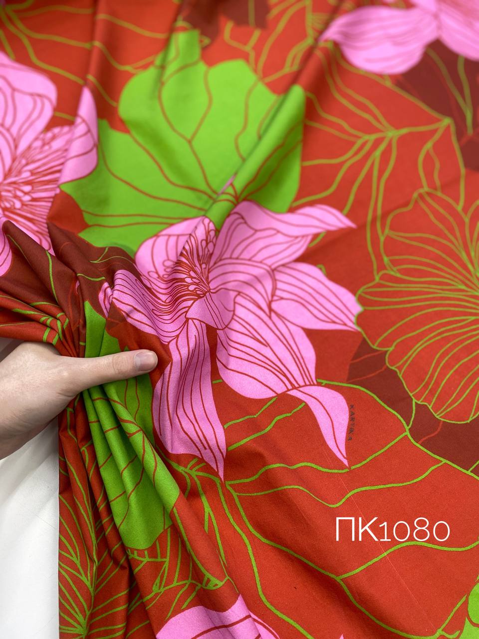 Красно-зелёные цветы и листья photo-2023-04-03-09-44-12