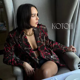 Красные на коричневом 89164489-2f9e-4c47-add1-01e44de535d6