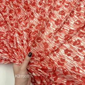 Красная на айвори 4b7a5f9e-9806-47f6-bb4d-f62e0fc3a401