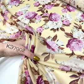 На кремовом 1c22b898-f4da-4ccd-a100-e0aed1c8691e