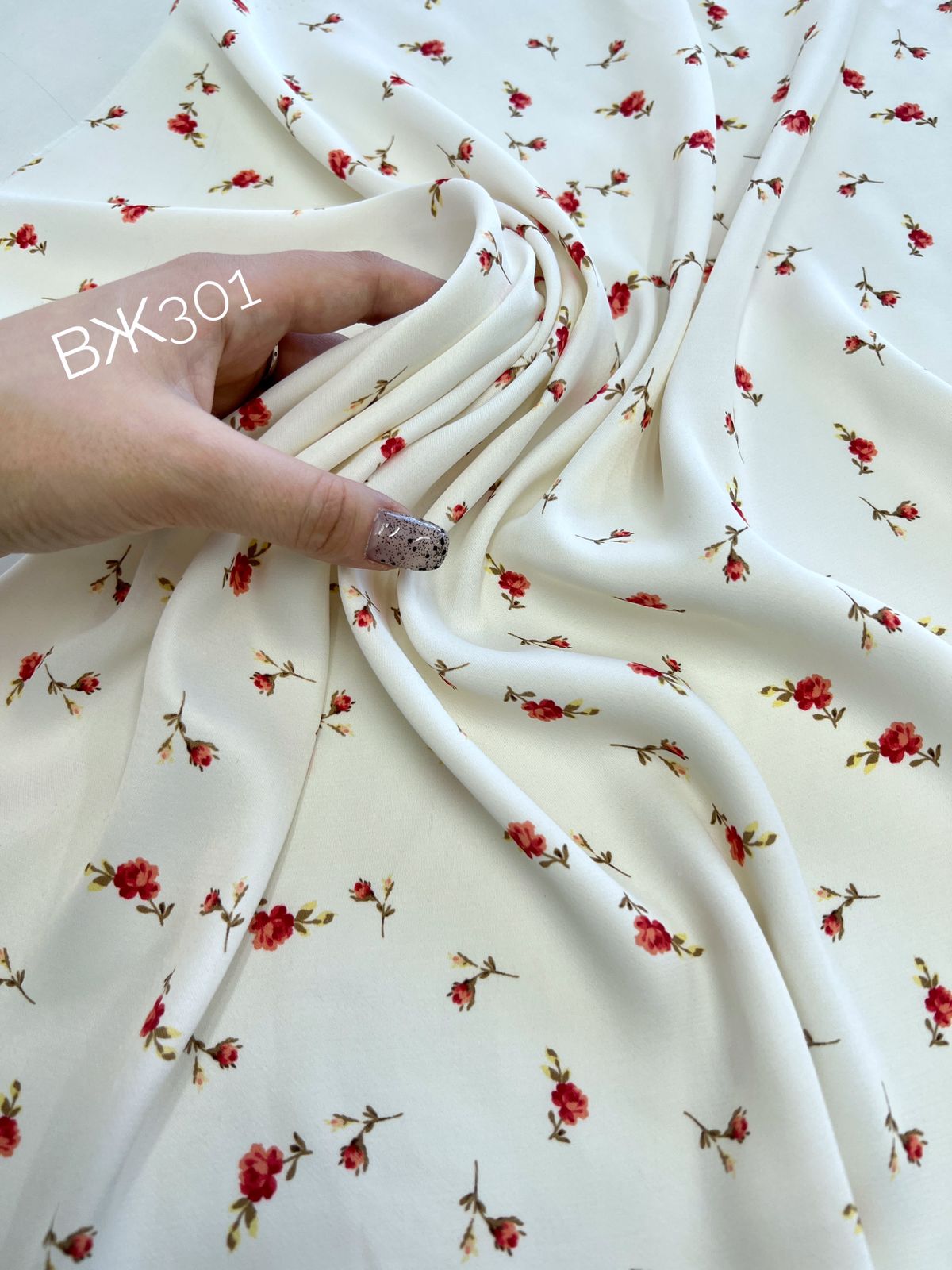 Красные на айвори 68f3dd34-0ce3-4ebd-b460-22831cd5da90