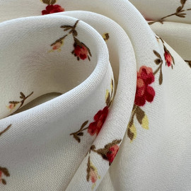 Красные на айвори 9bbc71b9-f875-49af-a58f-95b5770ffc07