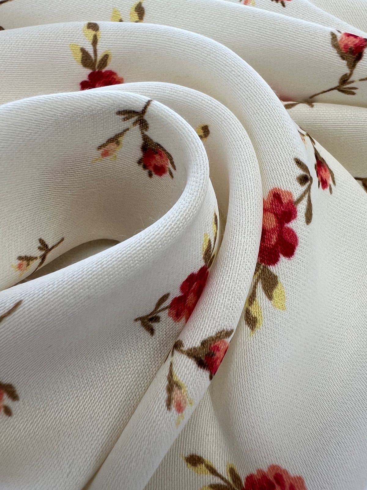 Красные на айвори 9bbc71b9-f875-49af-a58f-95b5770ffc07