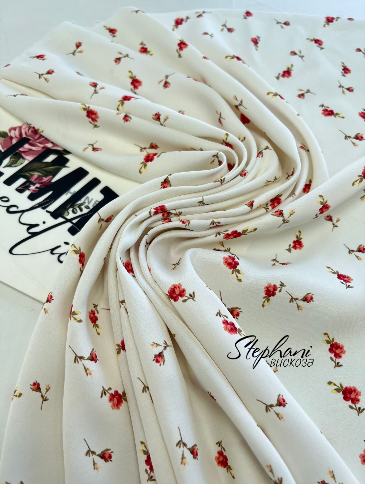 Красные на айвори c3b32865-450f-4e3e-8a06-f5fc729e1053