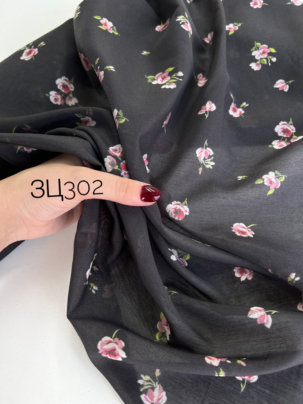 Розовые на черном e50fb414-9919-4048-8bdb-22a5aade39b5