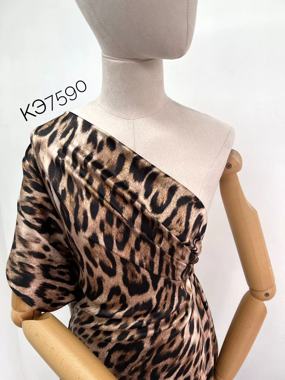 Леопард 4dcc97bd-3719-4029-99ae-495112ee24fe