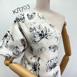 На кремовом 3e7d9cda-dd90-4ba1-8789-9570181012ce