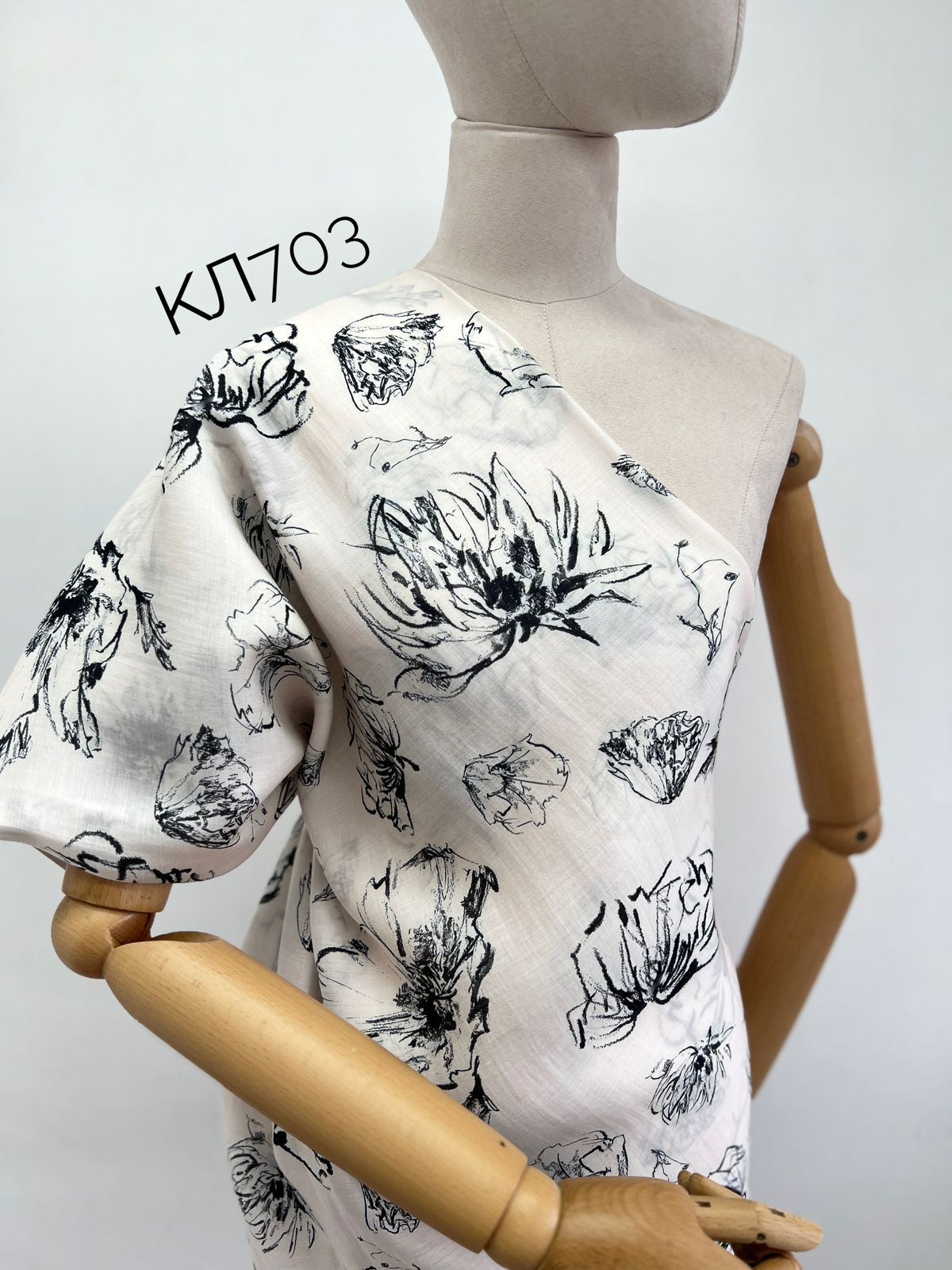 На кремовом 3e7d9cda-dd90-4ba1-8789-9570181012ce