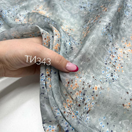 на сером fbf28525-3f97-47e6-97a8-cbb47c22f24c