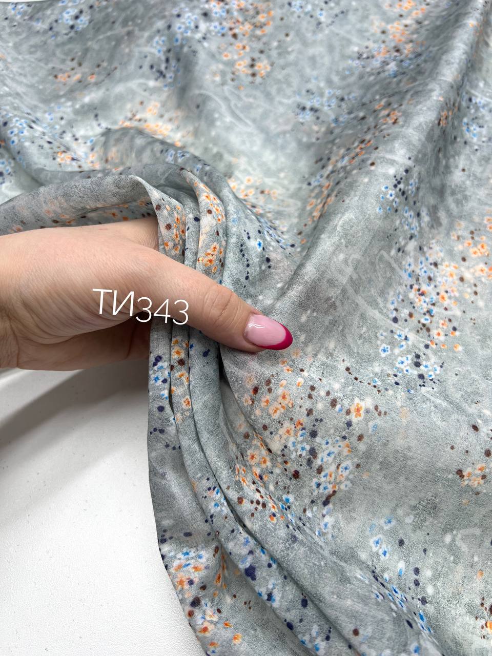 на сером fbf28525-3f97-47e6-97a8-cbb47c22f24c