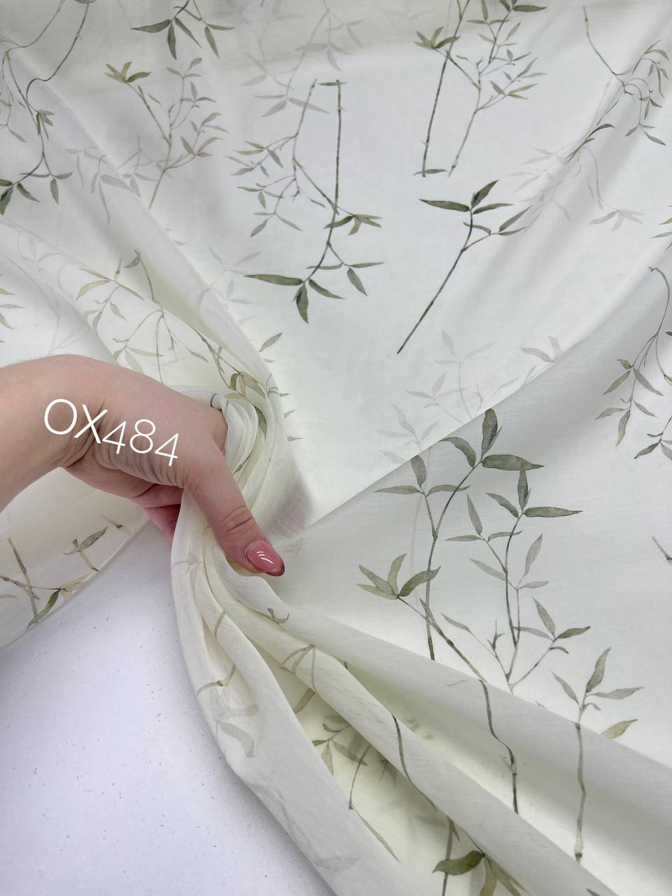 на веточках 23c912e6-b9de-449b-a5c7-89db8301a2af