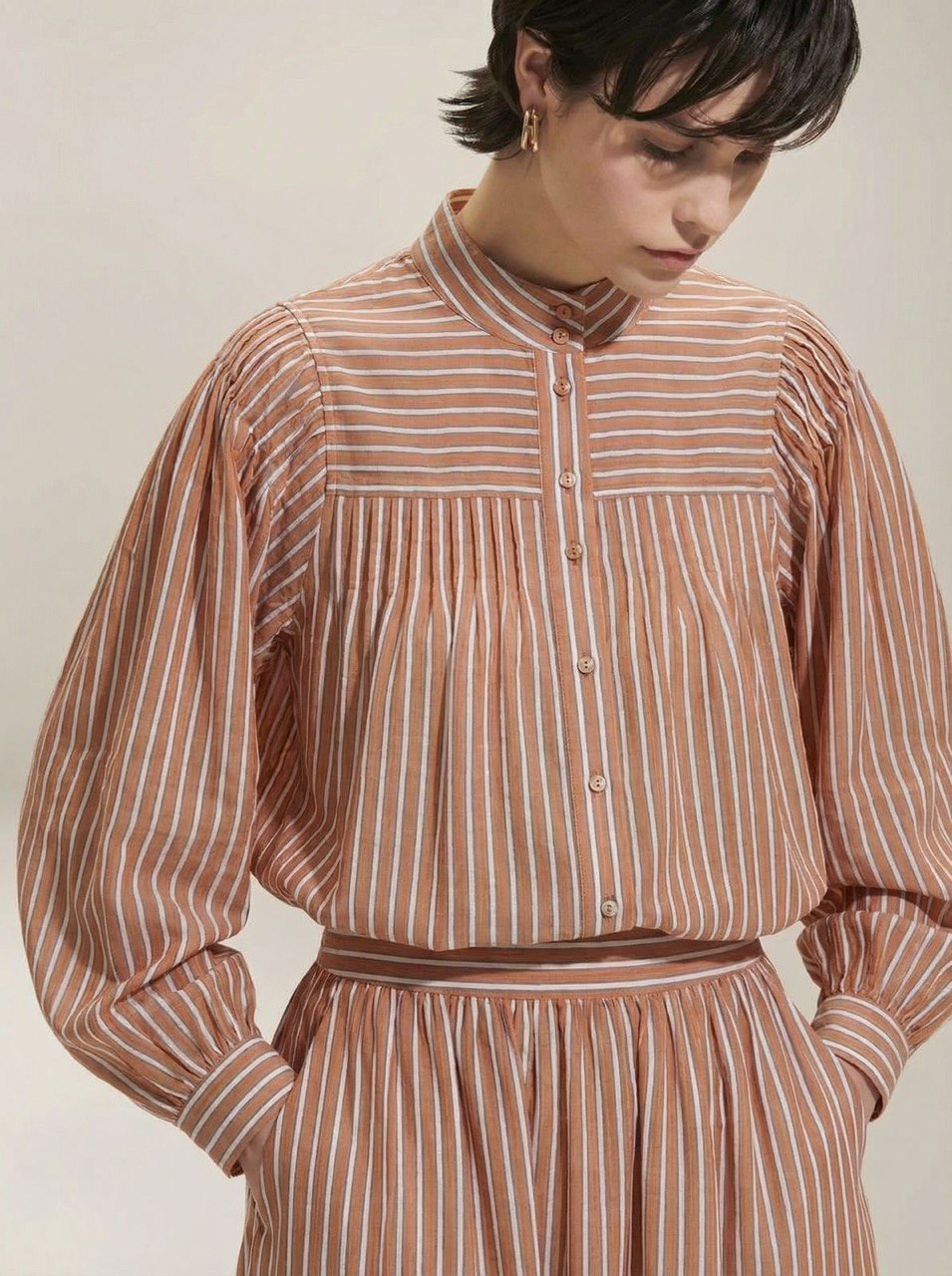 айвори бежевая на тёмно синем photo_2026-04-03_10-24-38