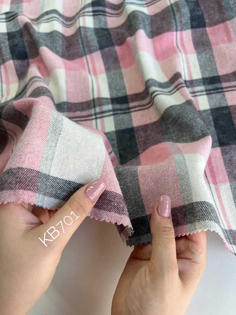 серо-розовая клетка 2a776c18-6177-42f7-a2a2-3bd4d1be1f21