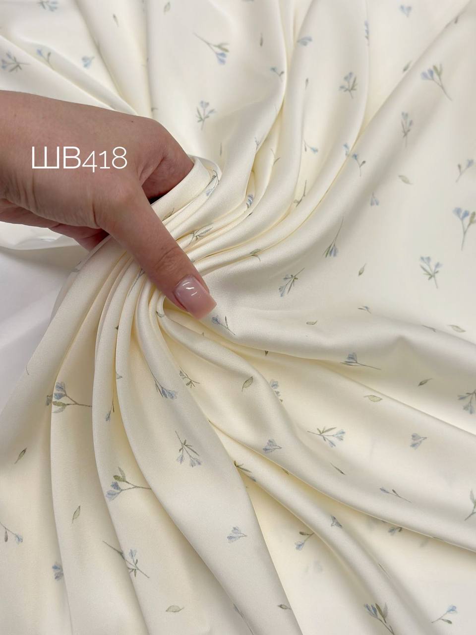 на желтом 26f8e930-4779-40b4-b21d-49d930c14932