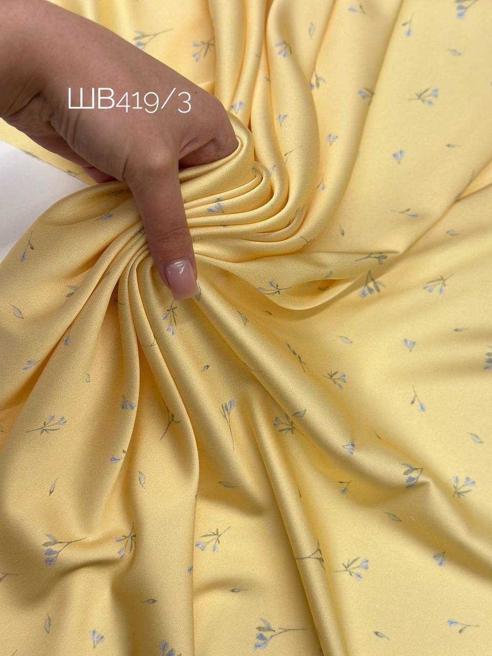 на желтом ade6b0e8-b81d-47cc-935c-d62678f9cd43