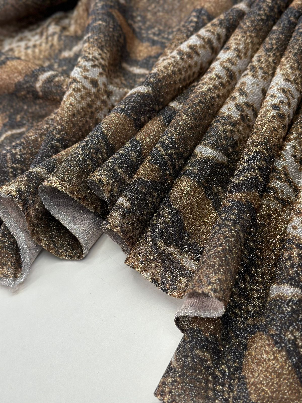 золотая whatsapp image 2025-11-18 at 10.17.53