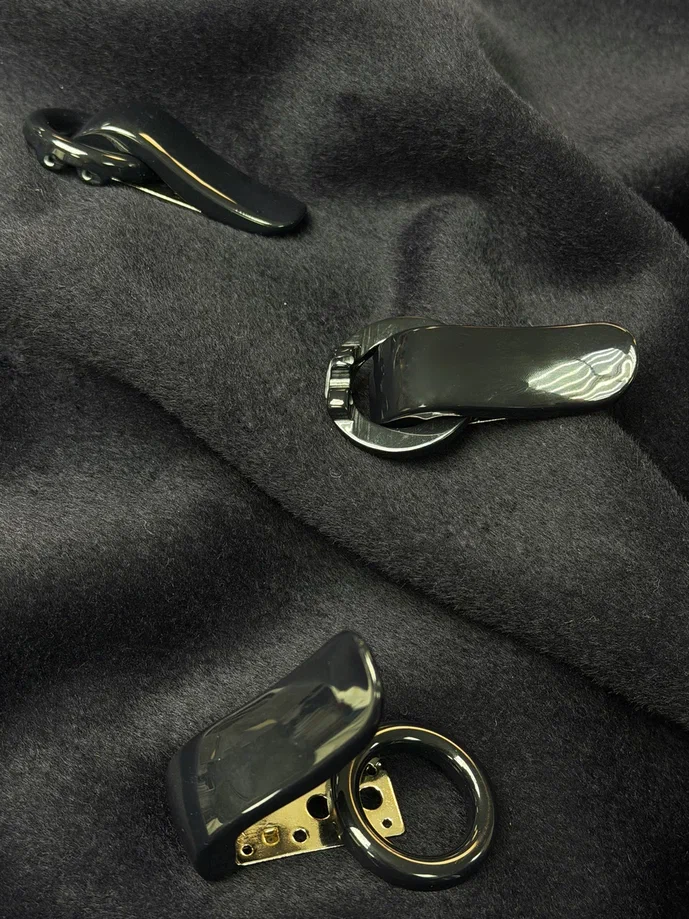 Крючок пластик шубный #8 1