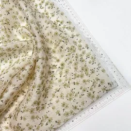 на кремовом