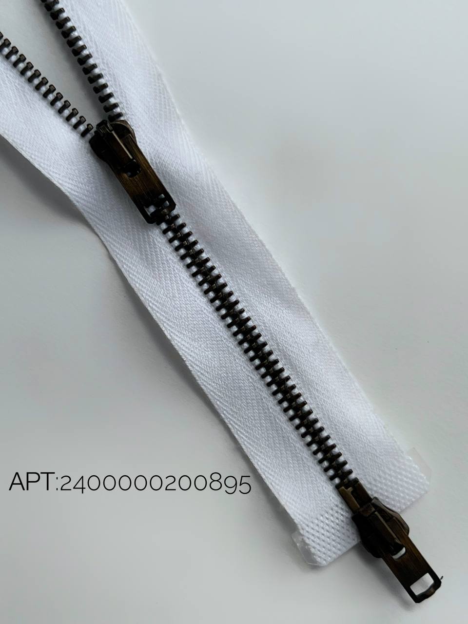 895
