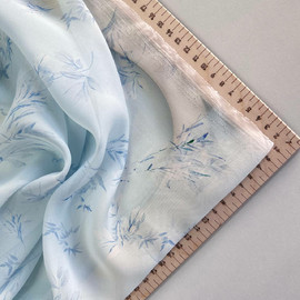 на светло голубом