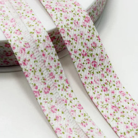 Розовые цветы на белом