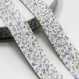 Сиреневые цветы на белом