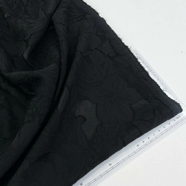 Матовые букеты на атласном чёрном