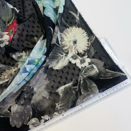 Цветы на чёрном