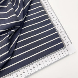 серосиний джинс и белые