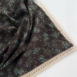 на серокоричневом