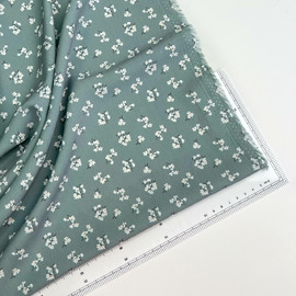 на серобирюзовом