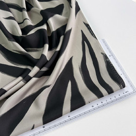 на серобежевом