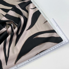 на бежевой пудре