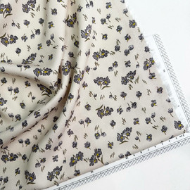 на кремовом