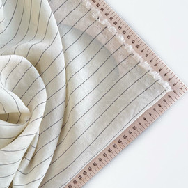 на кремовом