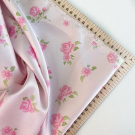 на розовом креме