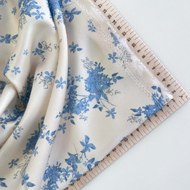 на кремовом