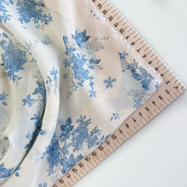 на кремовом