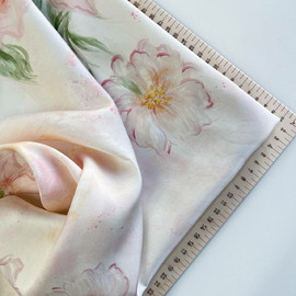 на кремовом