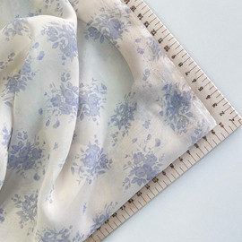 на кремовом