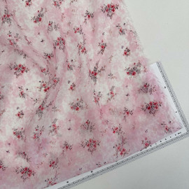 красные на белорозовом