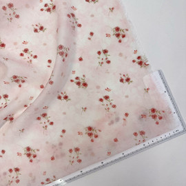 на розовом креме