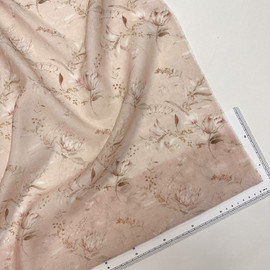 на бежевой пудре