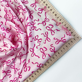 на светло розовом