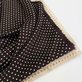 кремовый горошек на шоколадном