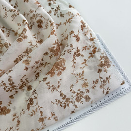 на кремовом