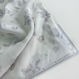 на светло сером