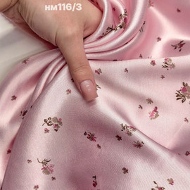 на розовом